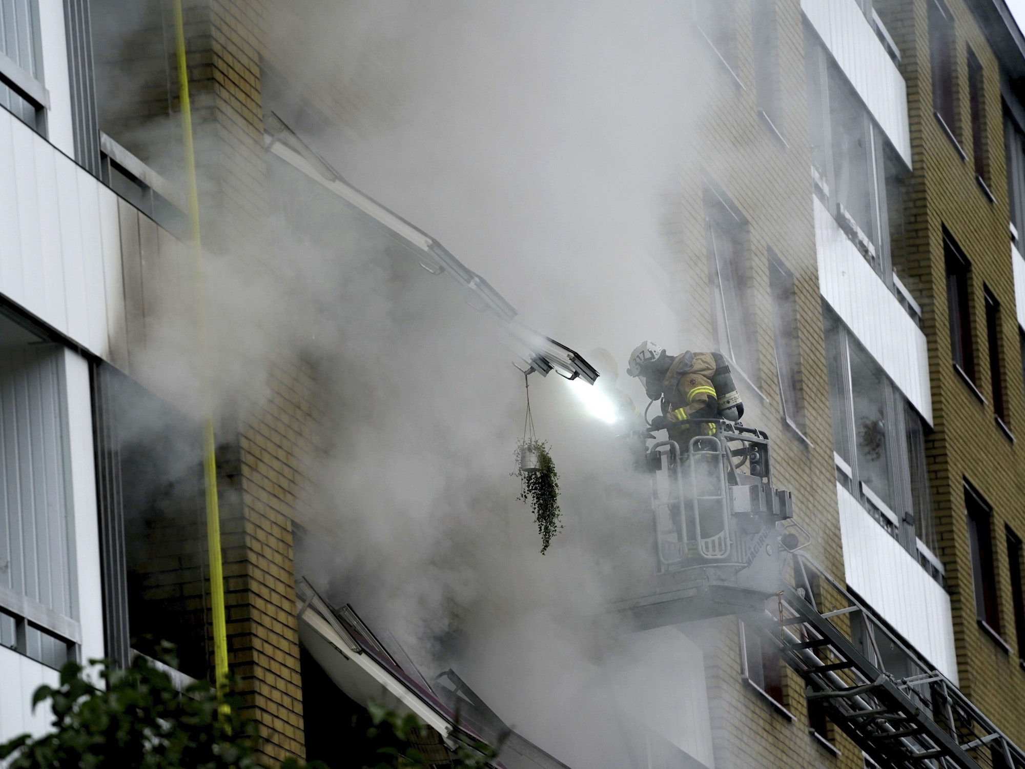 In der schwedischen Großstadt Göteborg hat es eine größere Explosion mit mehreren Schwerverletzten gegeben. Rettungskräfte der Feuerwehr beim Löscheinsatz.