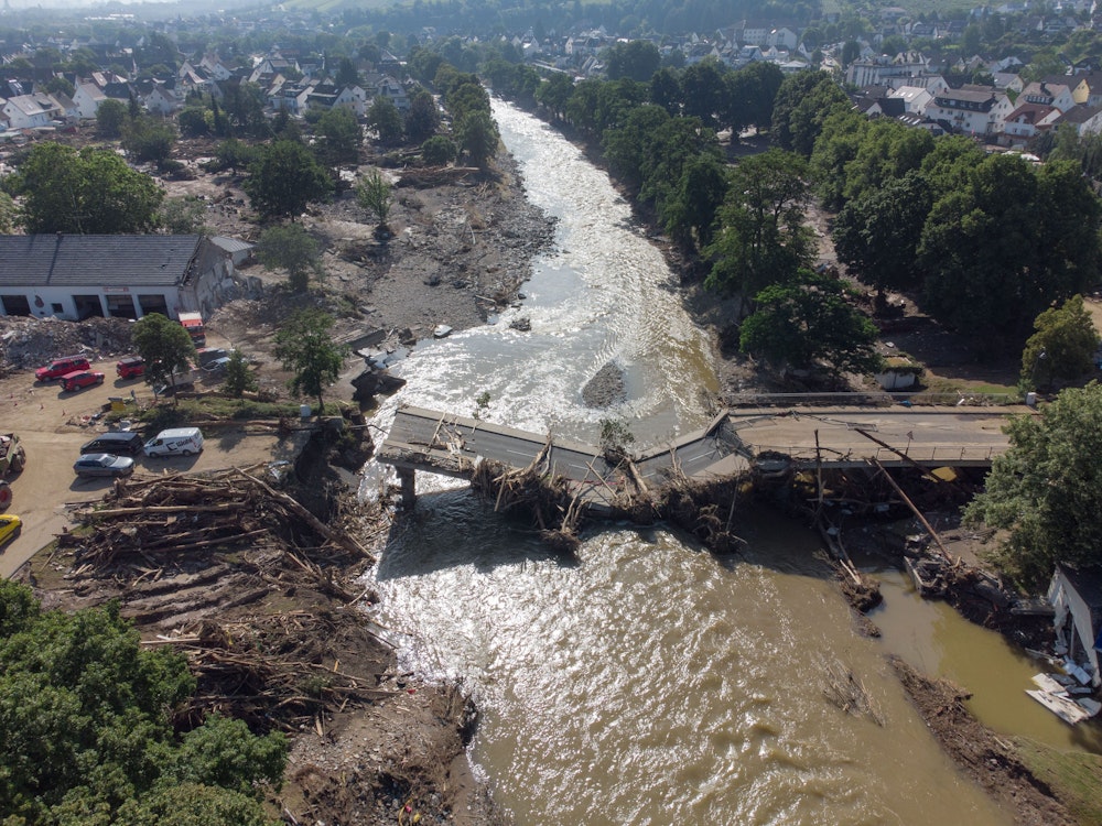 Völlig zerstört ist eine Brücke über die Ahr in Ahrweiler nach der Flutkatastrophe. (Luftaufnahme mit einer Drohne). Das Foto entstand am 18.07.2021.