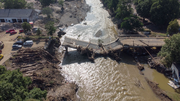 Völlig zerstört ist eine Brücke über die Ahr in Ahrweiler nach der Flutkatastrophe. (Luftaufnahme mit einer Drohne). Das Foto entstand am 18.07.2021.