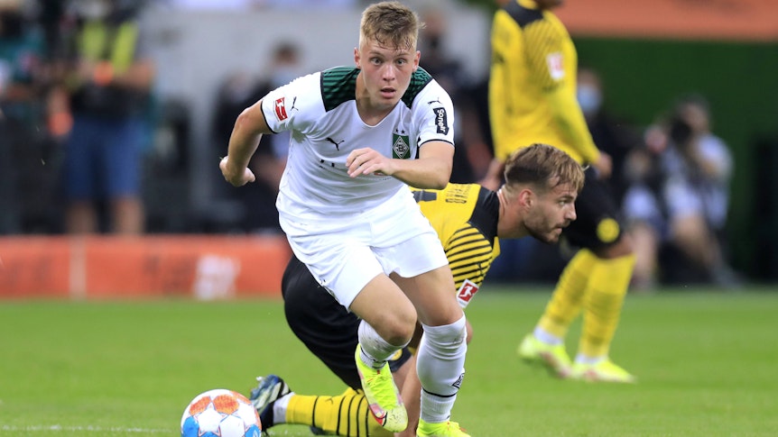 Luca Netz von Borussia Mönchengladbach, hier am 25. September 2021, läuft im Spiel gegen Borussia Dortmund mit dem Ball.