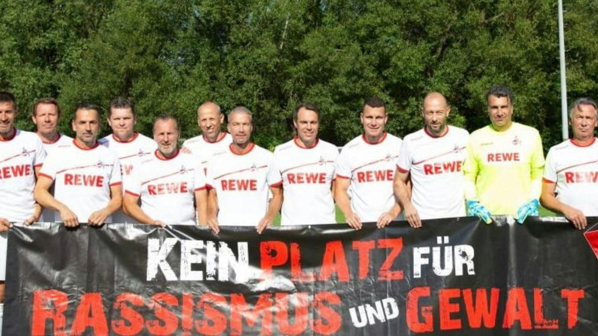 Die Traditionself des 1. FC Köln mit Stephan Engels (r.) und Torwart Pierre Esser gleich daneben.