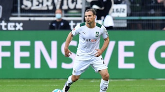 Tony Jantschke von Borussia Mönchengladbach, hier im Bundesligaduell gegen den BVB am 25. September 2021 mit dem Ball am Fuß.