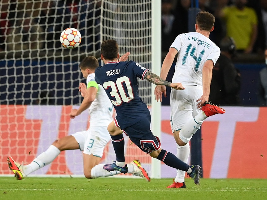 Lionel Messi von Paris Saint-Germain trifft gegen Manchester City.