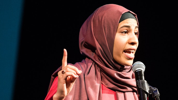 Nemi El-Hassan tritt am 18. April 2015 in Braunschweig (Niedersachsen) im Kleinen Haus des Staatstheaters beim muslimischen Poetry Slam auf.