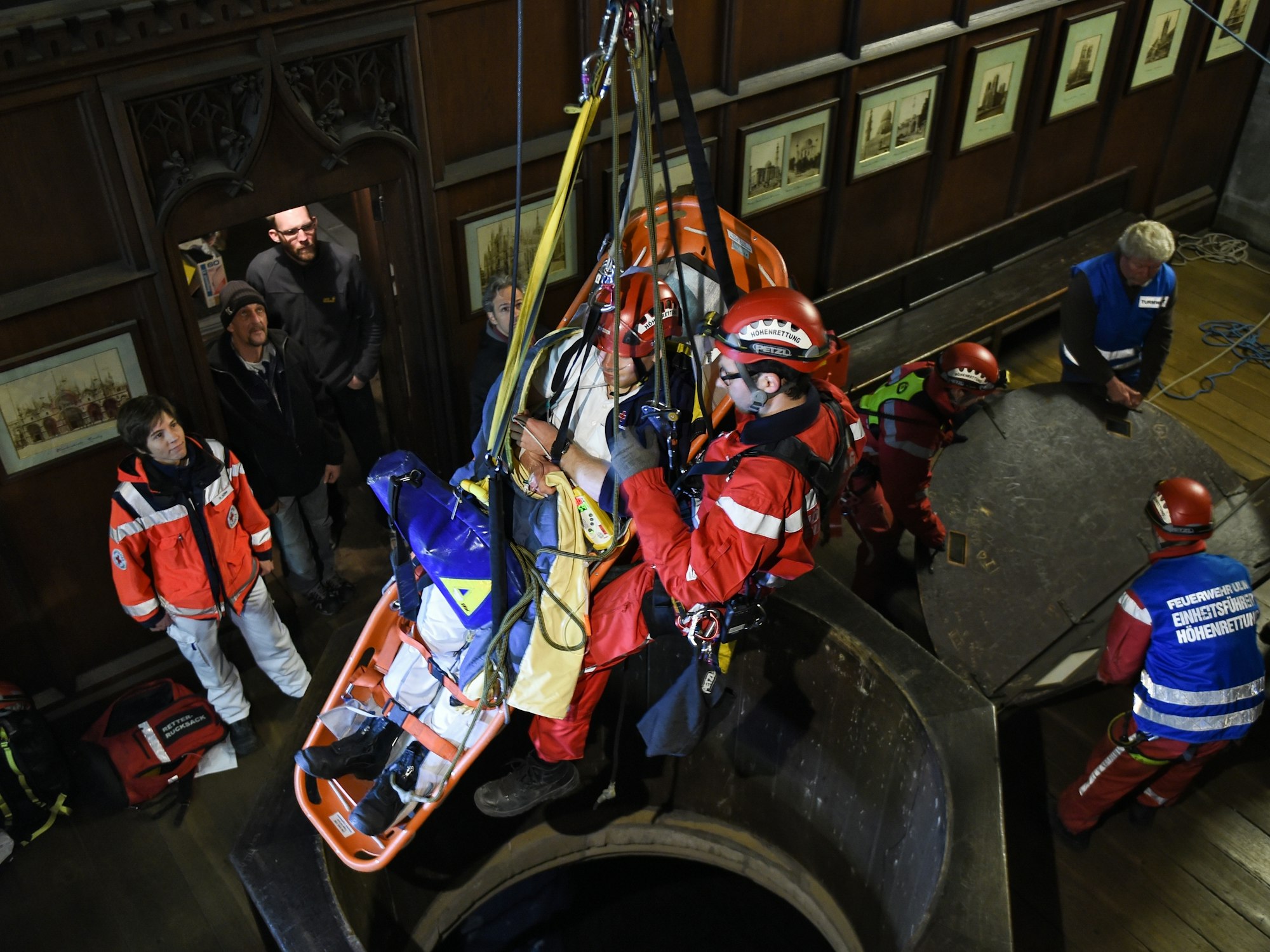 Höhenretter der Feuerwehr und angehende Notfallassistenten zeigen am 19.04.2014 in Ulm (Baden-Württemberg) in der 70 Meter hohen Turmhalle des Ulmer Münsters eine Höhenrettung.