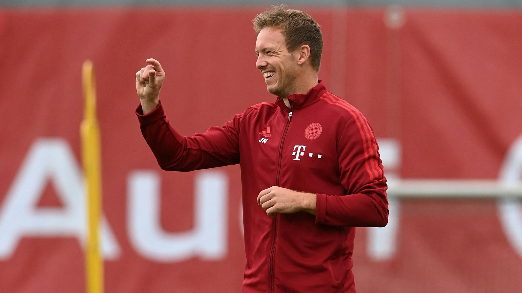 Bayern Münchens Trainer Julian Nagelsmann scherzt mit seinen Spielern.