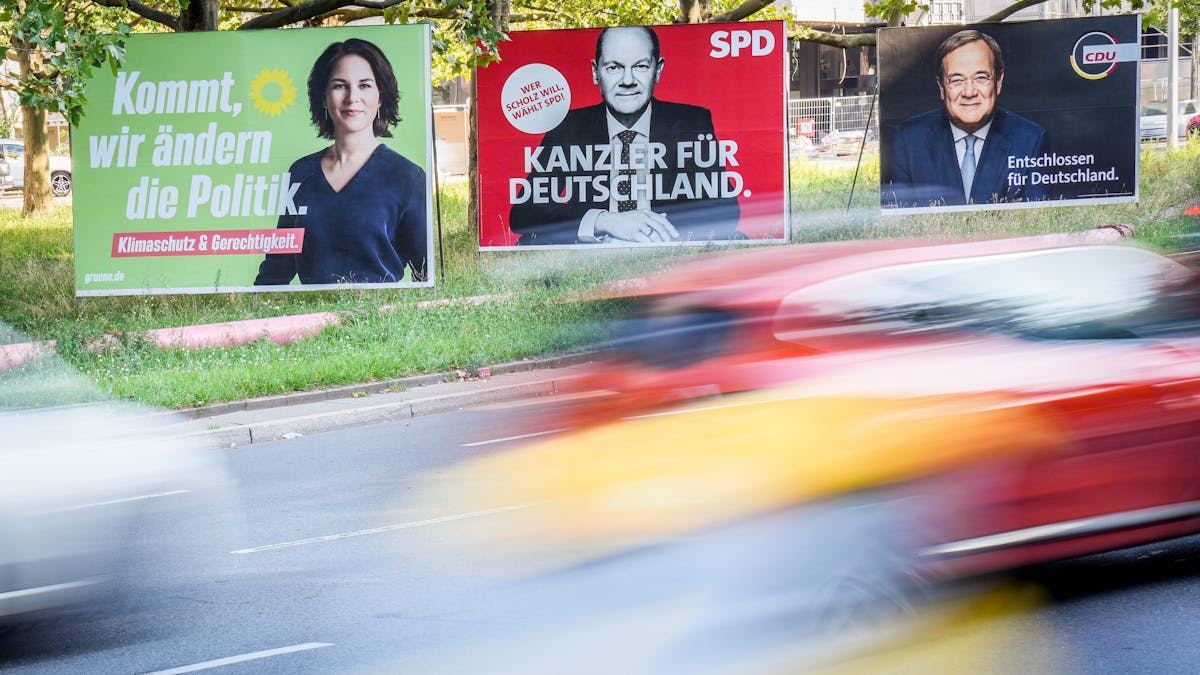 Berlin: Autos fahren an Wahlplakaten von Bündnis 90/Die Grünen, SPD und CDU vorbei.&nbsp;