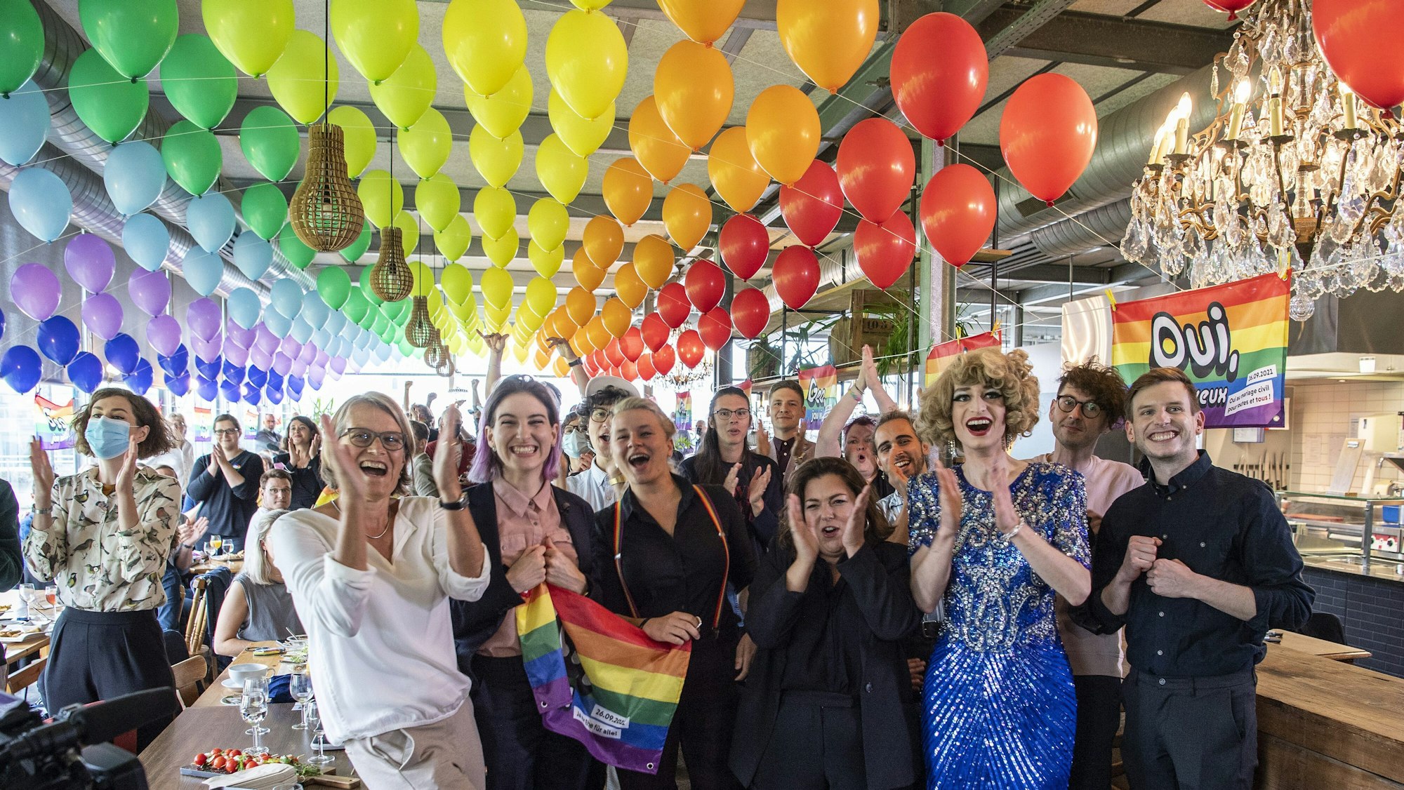 Befürworterinnen und Befürworter der „Ehe für alle“ feiern am 26. September 2021 in einem Lokal in Bern das Ergebnis des Schweizer Volksentscheids.