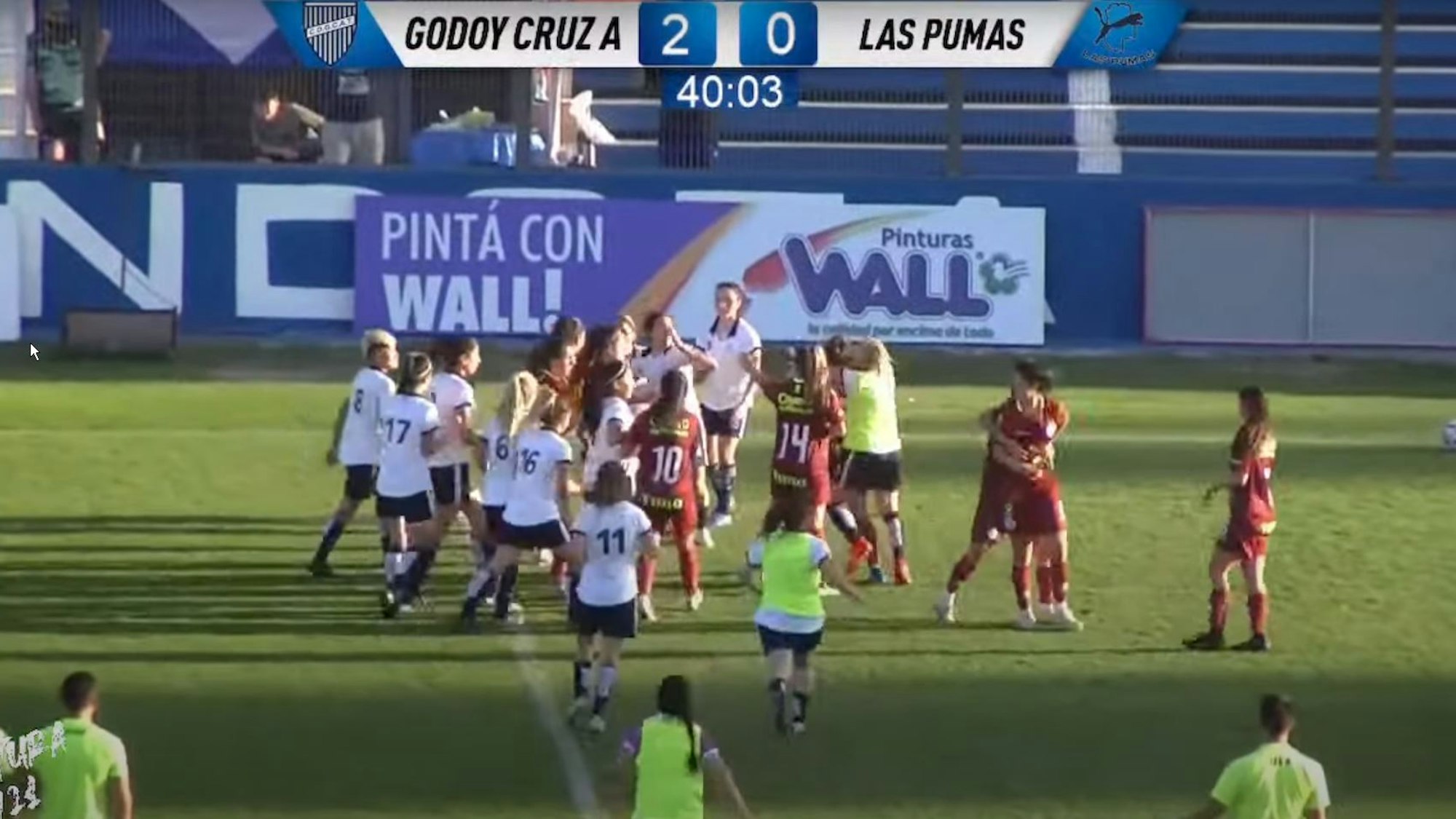 Im Frauen-Fußballspiel zwischen Godoy Cruz und Las Pumas in Argentinien liefern sich die Spielerinnen eine wilde Prügelei.