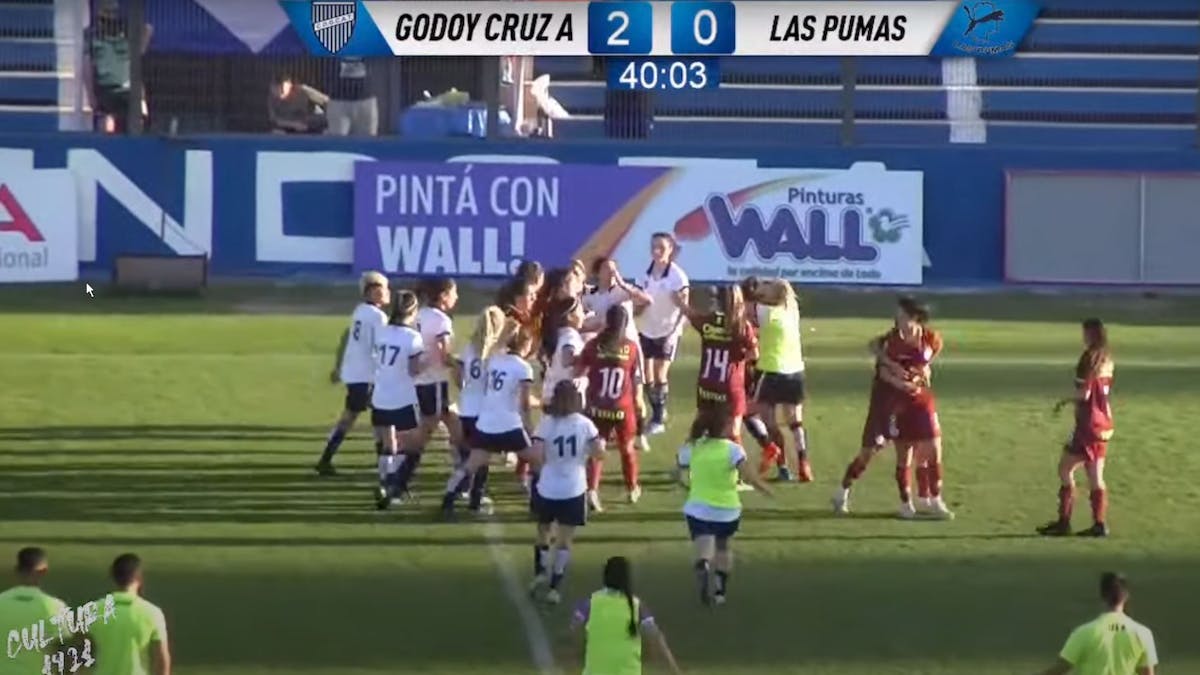 Im Frauen-Fußballspiel zwischen Godoy Cruz und Las Pumas in Argentinien liefern sich die Spielerinnen eine wilde Prügelei.