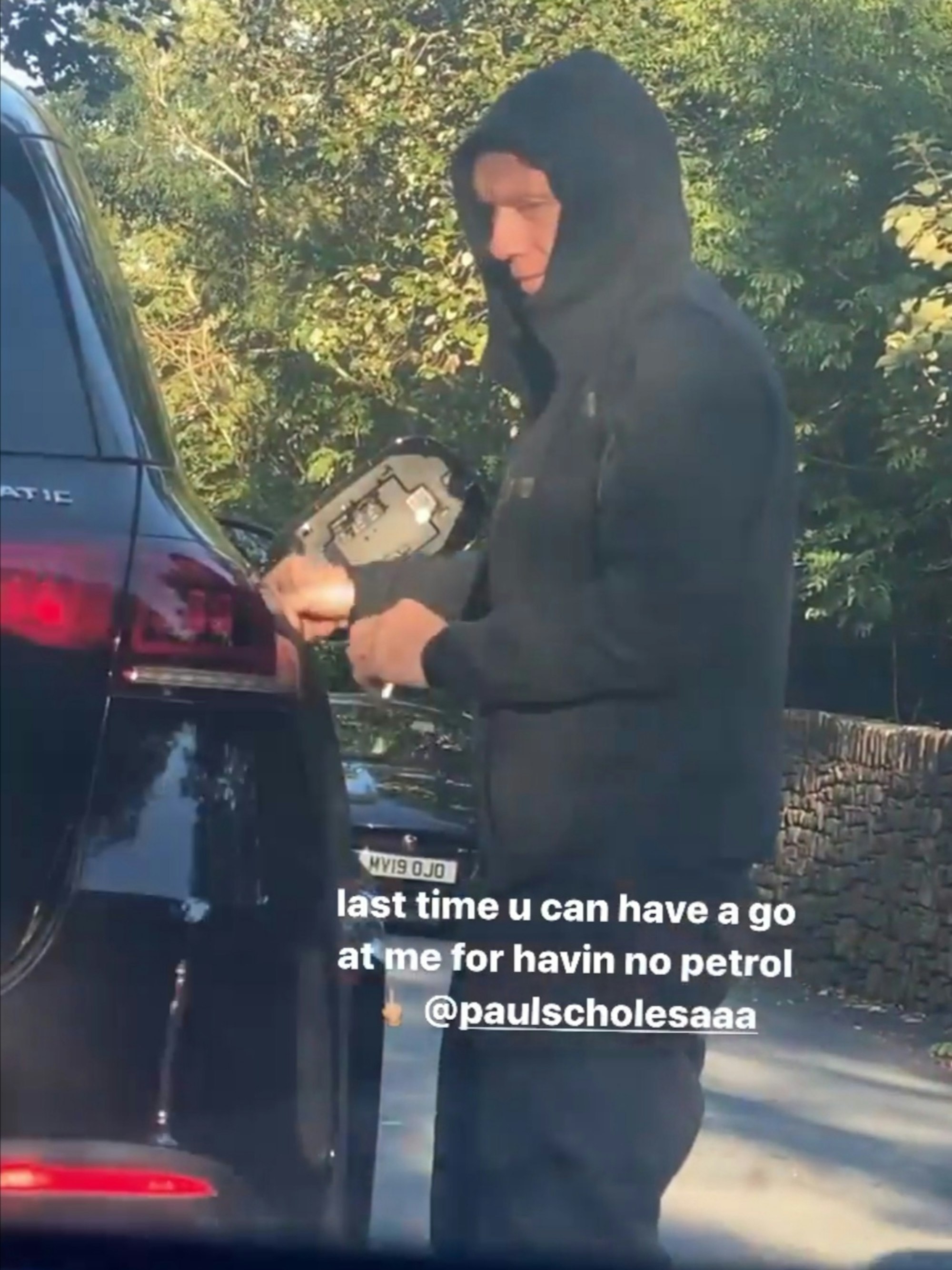 Der frühere englische Nationalspieler Paul Scholes muss am Straßenrand seinen Mercedes aus einem Benzinkanister auffüllen