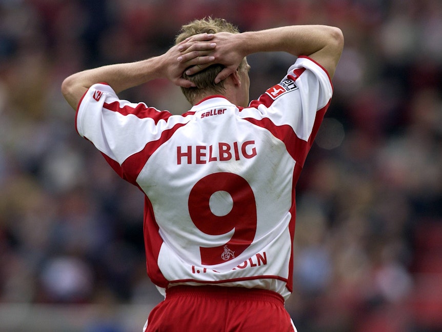 Sebastian Helbig faltet seine Hände am Hinterkopf. Auf dem Rücken prangt die Nummer 9.