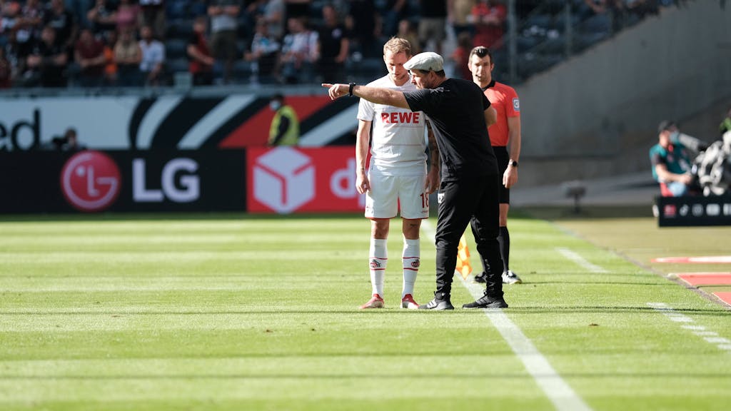 Steffen Baumgart und Ondrej Duda sprechen beim Bundesliga-Spiel Eintracht Frankfurt gegen 1. FC Köln.