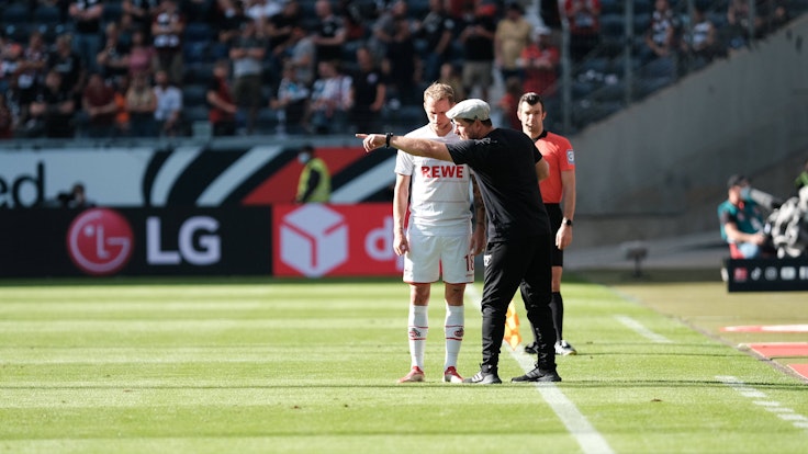 Steffen Baumgart und Ondrej Duda sprechen beim Bundesliga-Spiel Eintracht Frankfurt gegen 1. FC Köln.
