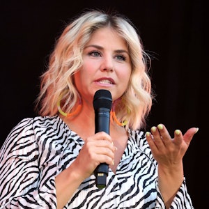Sängerin Beatrice Egli auf einem Foto vom 8. August 2020 bei einem Picknickdeckenkonzert in Erfurt.