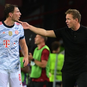 Bayern Münchens Julian Nagelsmann gibt Leon Goretzka Anweisungen.