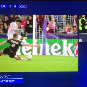 Salzburg, 29. September 2021: Karim Adeyemi wird von Sven Botman im Spiel der Champions League zwischen Red Bull Salzburg und OSC Lille gefoult, der VAR prüft die Szene. Screenshot der Übertragung bei DAZN.
