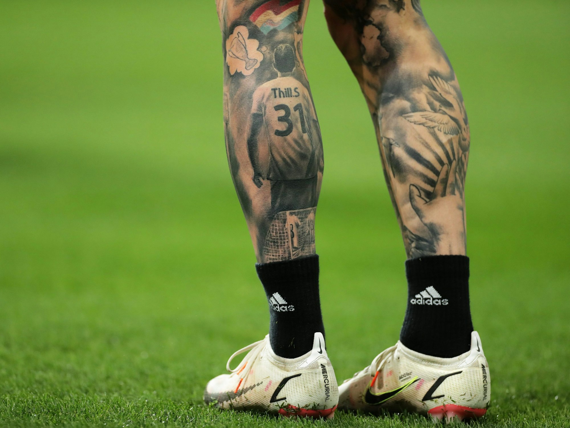 Ein Blick auf die Tattoos an den Waden von Sébastien Thill von Sheriff Tiraspol.