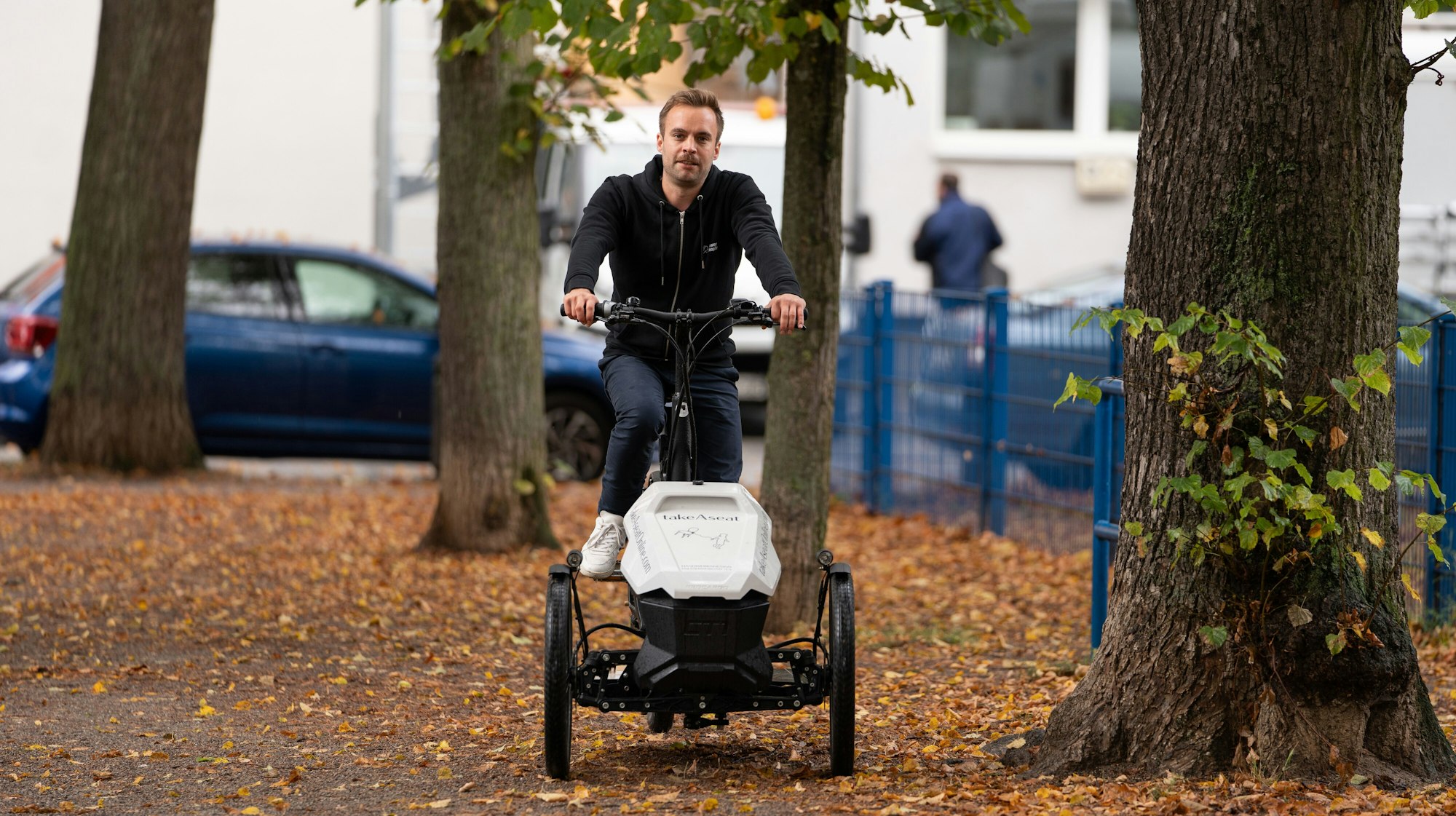 Der Kölner Handwerker Joscha Eggert (takeAseat) fährt mit seinem Lastenrad durch die Stadt.
