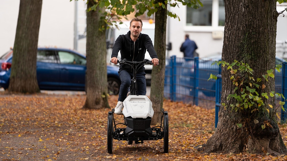Der Kölner Handwerker Joscha Eggert (takeAseat) fährt mit seinem Lastenrad durch die Stadt.