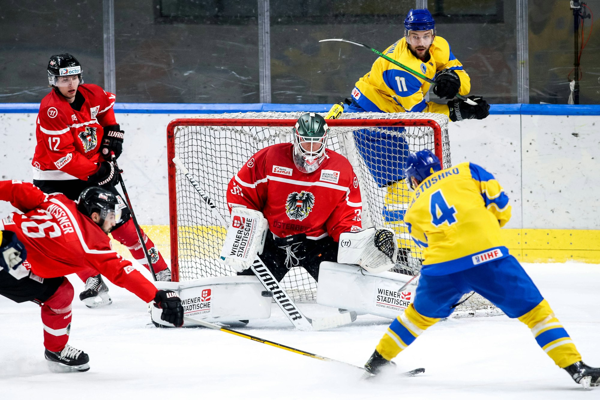Eishockeyspieler Andrei Denyskin zieht ab