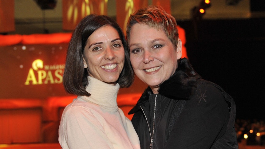 Die Moderatorin Ramona Leiß (rechts) und ihre Lebensgefährtin Sabine am 9. Januar 2010 nach der Pferdeshow „Apassionata“ in der Olympiahalle in München