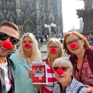Ein Mann und vier Frauen machen ein Selfie mit Pappnasen und dem EXPRESS-Brauchtums-Pass.