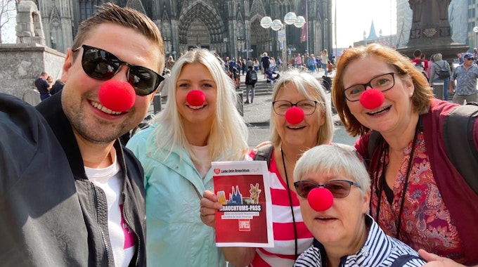 Ein Mann und vier Frauen machen ein Selfie mit Pappnasen und dem EXPRESS-Brauchtums-Pass.&nbsp;