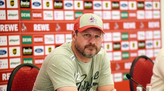 Steffen Baumgart auf der Pressekonferenz vor dem Spiel gegen Greuther Fürth.