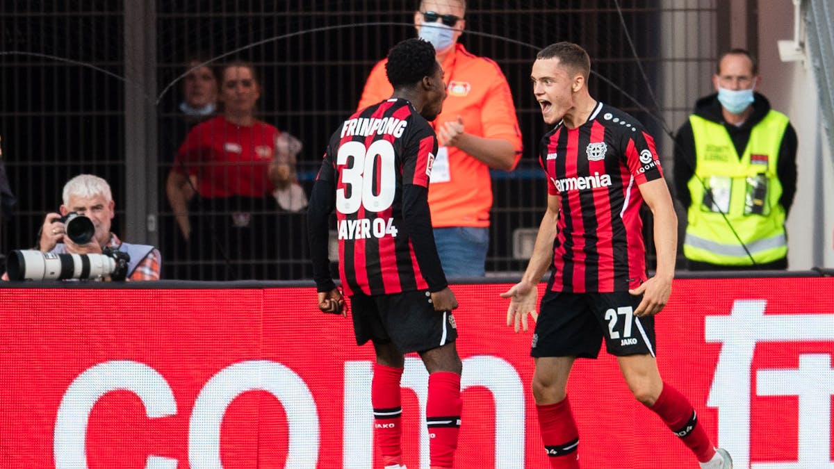 Leverkusens Jeremie Frimpong und Torschütze Florian Wirtz jubeln nach dem Treffer zur 1:0-Führung