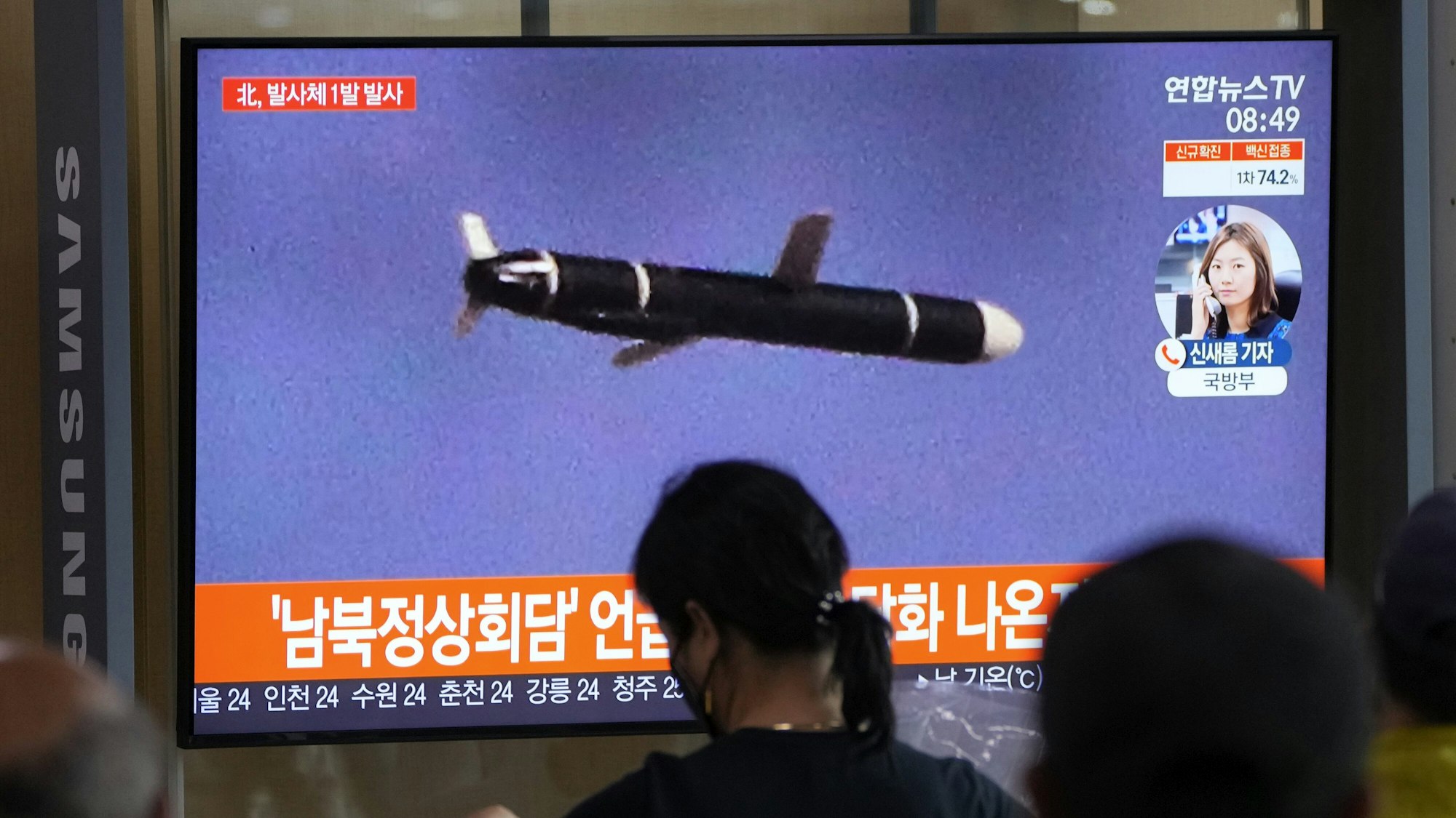Menschen im Seouler Bahnhof sehen während einer Nachrichtensendung ein Fernsehbild des nordkoreanischen Raketenstarts. Nordkorea hat eine neue Hyperschallrakete getestet.