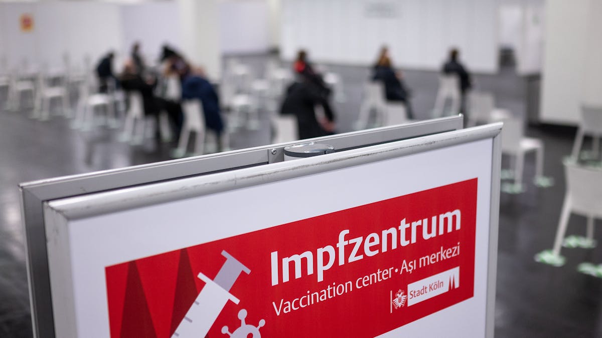 Das Foto zeigt ein Impfzentrum in der Messe Düsseldorf im Dezember 2020. Am Donnerstag (30. September) werden die letzten Impfzentren in NRW geschlossen.