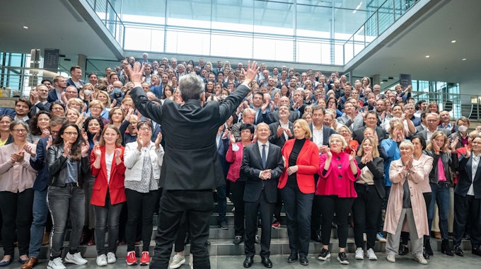 Die SPD Fraktion applaudiert dem wiedergewählten Fraktionschef Rolf Mützenich (vorne) bei einem Gruppenbild nach der Sitzung der SPD-Fraktion im Bundestag.