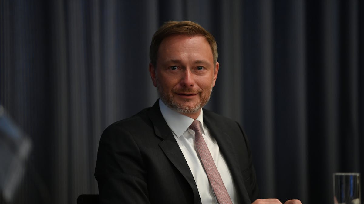 FDP-Chef Christian Lindner sitzt am Tag nach der Bundestagswahl in der Sitzung des FDP-Präsidiums im Hans-Dietrich-Genscher-Haus. Der Politiker postete ein verdächtiges Selfie auf Instagram: Grüne und FDP haben Gespräche über eine gemeinsame Regierung begonnen.
