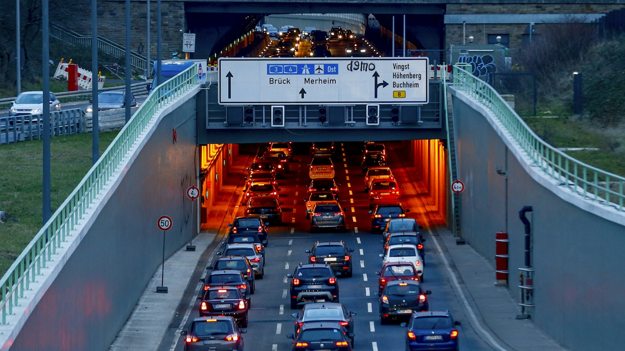 Im Kalker Tunnel in Köln hat es am Mittwochmorgen (29. September 2021) einen schweren Unfall gegeben. Unser Symbolfoto vom 8. Februar 2019 zeigt den Tunnel in Fahrtrichtung Köln-Merheim.