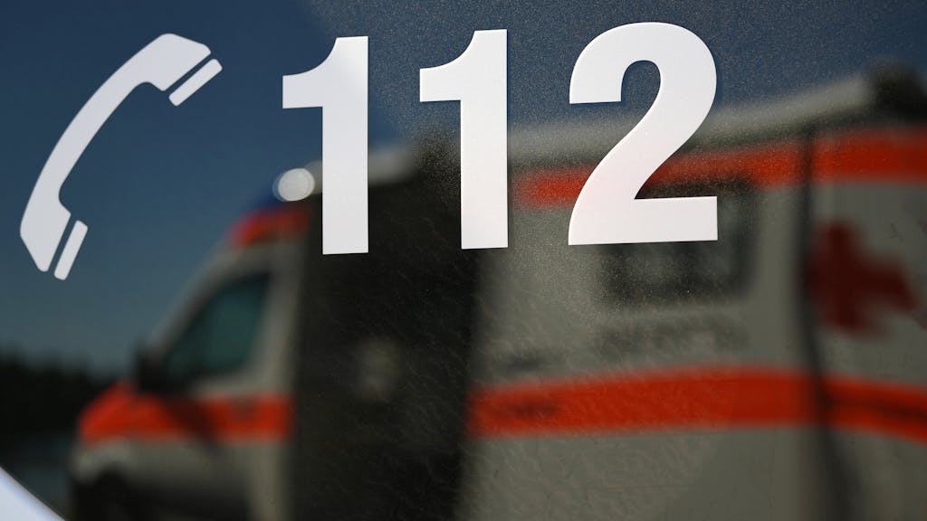 Ein Rettungswagen spiegelt während einer Übung in einem Fenster eines anderen Rettungswagen mit der Aufschrift "112".&nbsp;