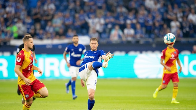 Simon Terodde (FC Schalke 04) in Aktion.