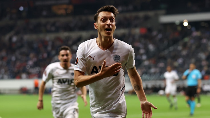 Mesut Özil jubelt im Trikot von Fenerbahce Istanbul gegen Eintracht Frankfurt.