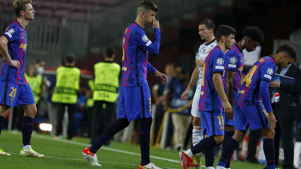 Die Barça-Stars um Gerard Piqué (2.v.l.) verlassen nach dem 0:3 in der Champions League gegen den FC Bayern am 14. September ernüchtert den Rasen.