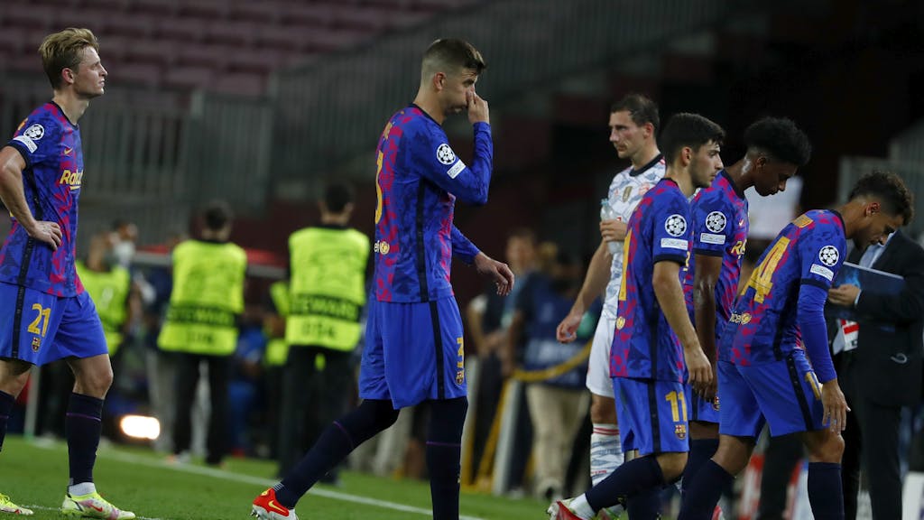 Die Barça-Stars um Gerard Piqué (2.v.l.) verlassen nach dem 0:3 in der Champions League gegen den FC Bayern am 14. September ernüchtert den Rasen.