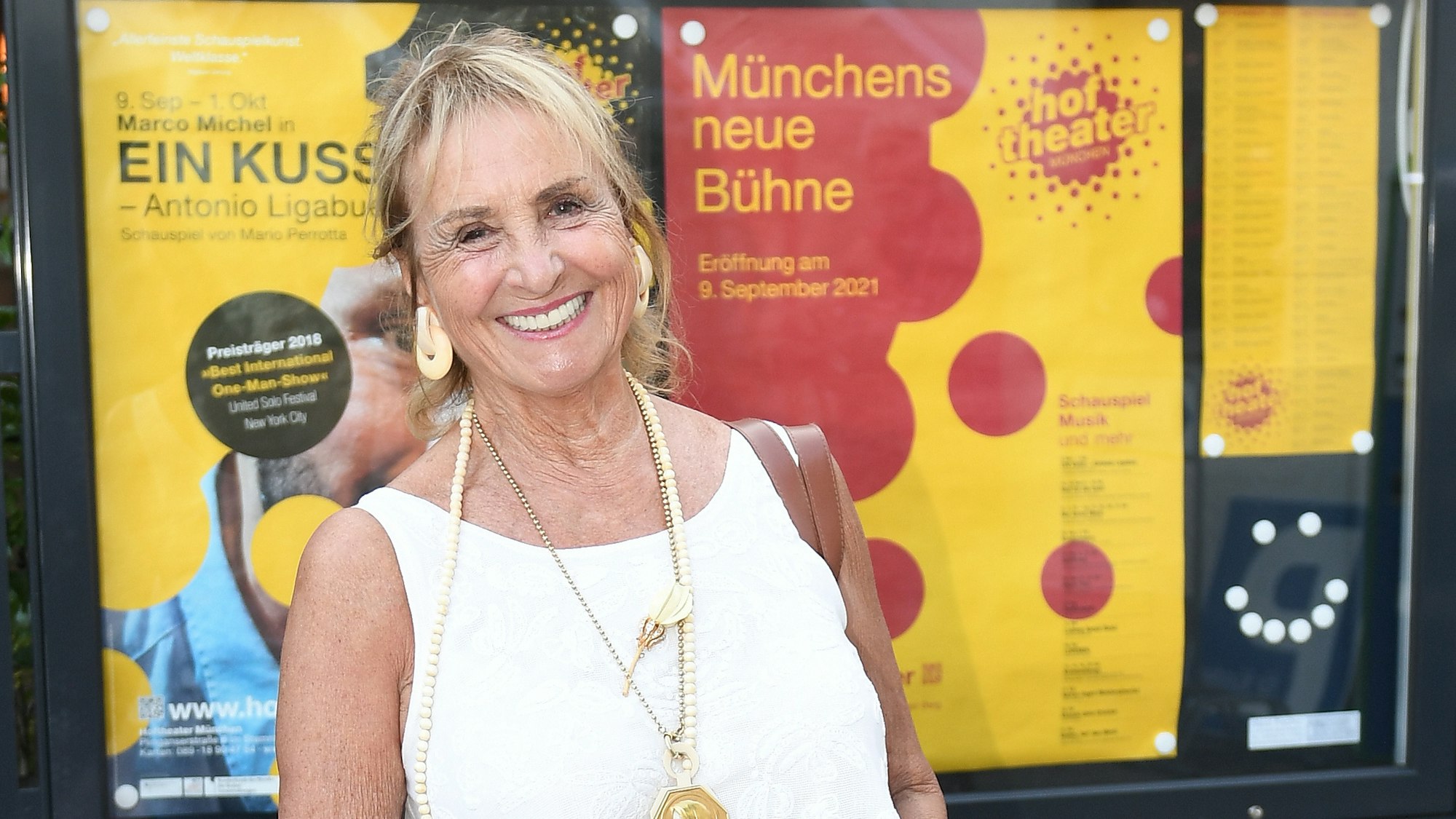 Die Schauspielerin Diana Körner blickt am 8. September 2021 vor der Preview des Theaterstücks „Ein Kuss - Antonio Ligabue“ im Hoftheater München in die Kamera..