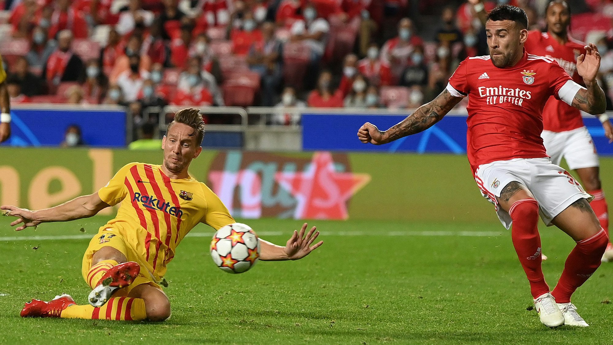 Luuk de Jong verliert beim Abschluss im Spiel des FC Barcelona bei Benfica Lissabon den festen Stand.