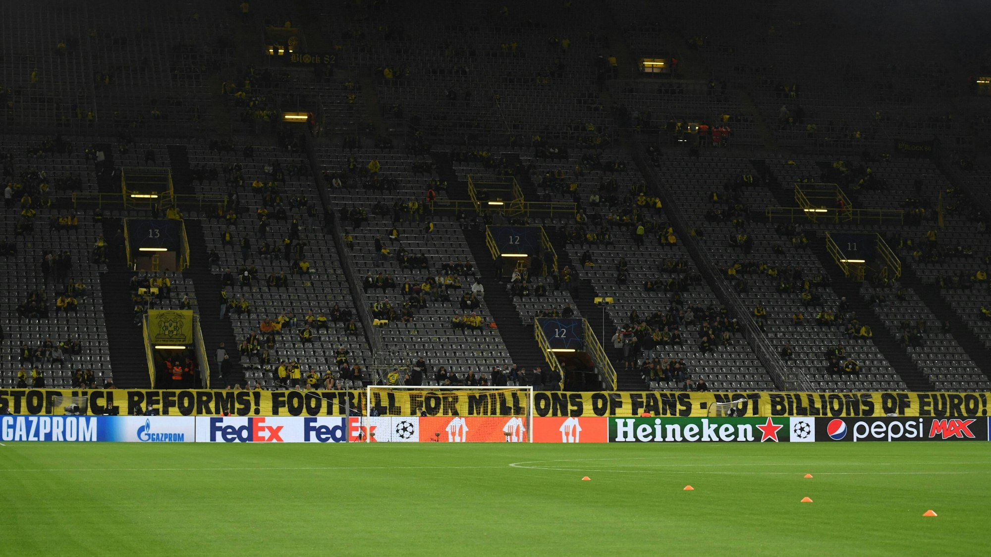 Vor der Südtribüne in Dortmund hängt am 28. September 2021 ein Transparent, dass die Champions-League-Reform kritisiert. 
