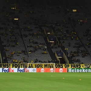 Vor der Südtribüne in Dortmund hängt am 28. September 2021 ein Transparent, dass die Champions-League-Reform kritisiert.