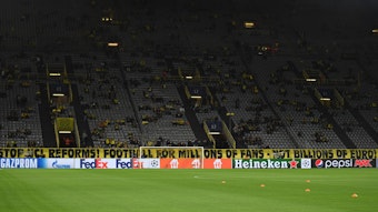 Vor der Südtribüne in Dortmund hängt am 28. September 2021 ein Transparent, dass die Champions-League-Reform kritisiert. 