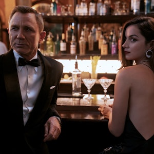 Daniel Craig als James Bond und Ana de Armas als Agentin Paloma stehen in einer Szene des Films „James Bond 007 - Keine Zeit zu sterben“ an einer Bar.