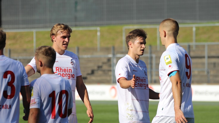 Timo Hübers (1. FC Köln) und Noah Katterbach sind für die Rerserve des 1. FC Köln im Einsatz.