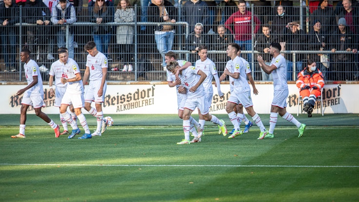 Die Spieler der U19 des 1. FC Köln feiern ein Tor gegen KRC Genk