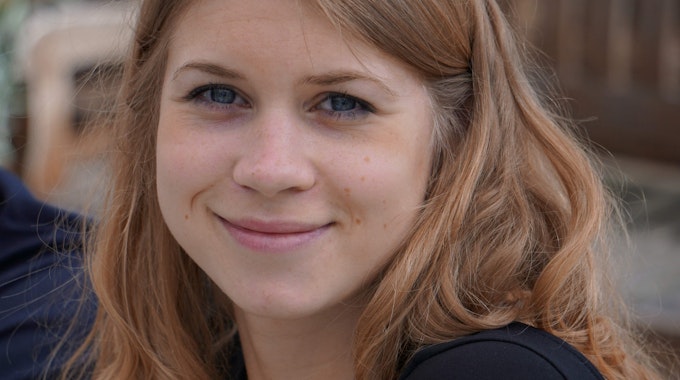 Die Londonerin Sarah Everard (hier auf einem undatierten Foto der Metropolitan Police zu sehen) wurde von einem Polizisten verschleppt und vergewaltigt. Das Foto zeigt eine lächelnde junge Frau mit rötlichem Haar.