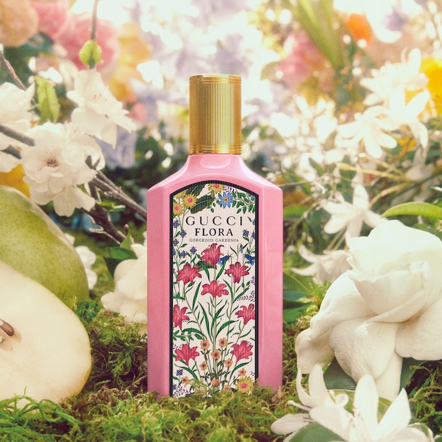 „Gucci Flora Gorgeous Gardenia“-Flancon steht in Mitten von Blumen.